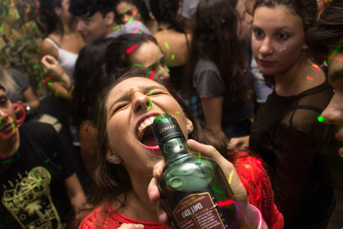 Novi opasan trend među mladima! Udišu gas smejavac sa alkoholom i psihoaktivnim supstancama! Stručnjaci upozoravaju na oštećenja mozga