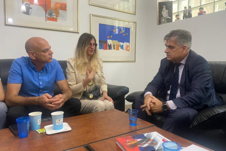 Ambasador Srbije u Izraelu našao se sa porodicom otetog Srbina: Podelio sa njima sve poznate informacije (FOTO)