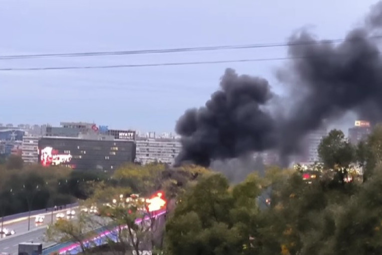Gori autobus na Brankovom mostu! Crni dim prekrio ovaj deo grada (VIDEO)