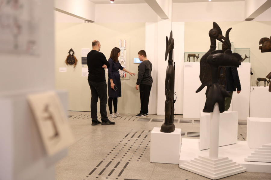 Izložba koja se "gleda" prstima: "Vidi, dodirni, oseti" u Muzeju afričke umetnosti (FOTO)