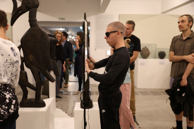 Izložba koja se "gleda" prstima: "Vidi, dodirni, oseti" u Muzeju afričke umetnosti (FOTO)