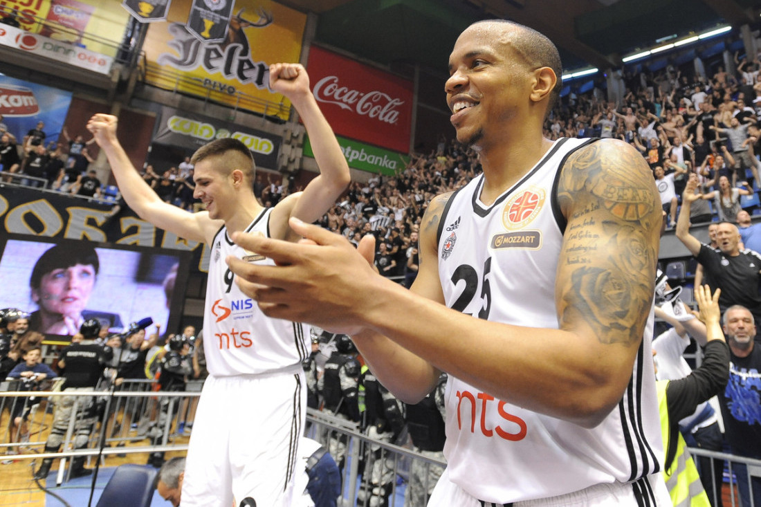 Grobari nisu zaboravili njegove trojke! Amerikanac gost Partizana na derbiju, navijači oduševljeni! (VIDEO)