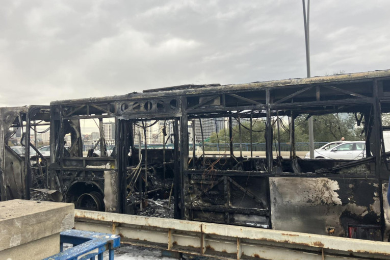 Nakon tri sata odvezena olupina autobusa koji je izgoreo na Brankovom mostu (FOTO/VIDEO)
