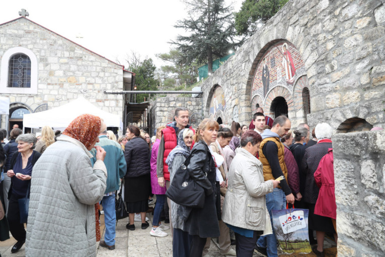 Dugački redovi ispred crkve Ružice na praznik Svete Petke! Baka Dragica otkrila da redovno posećuje svetinju čak 70 godina! (FOTO/VIDEO)