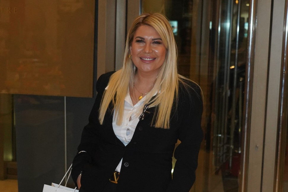 Šok transformacija voditeljke! Dea Đurđević sa 16 godina iz prvih redova navijala za pevača u "Zvezdama Granda" (FOTO)