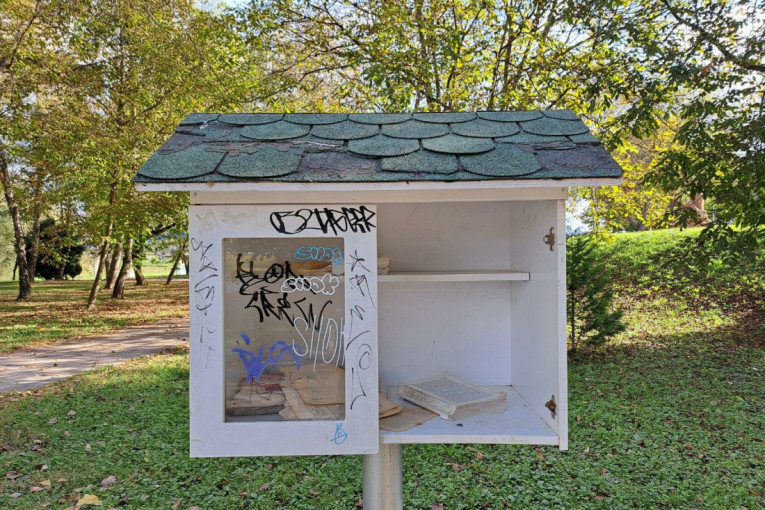 Vandali divljali u Čačku: Upali u Park mladosti i polomili biblioteku na otvorenom, a knjige uništili (FOTO)