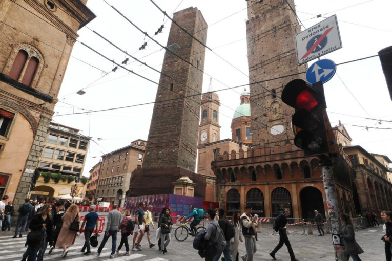 Panika u Italiji: Krivi toranj u Bolonji pred urušavanjem, okolne ulice zatvorene!