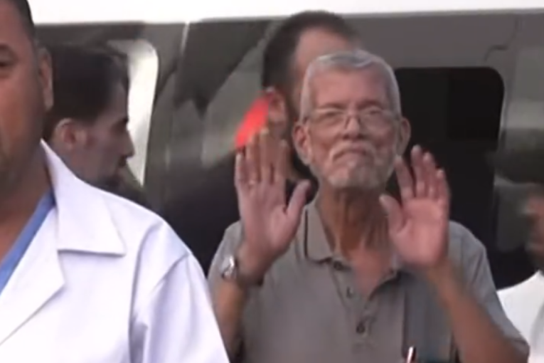 Snalažljivi Palestinac: Čovek oduševio internet kad se pojavio u kadru tokom snimanja u Gazi odsečenoj od sveta (VIDEO)