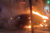 Buktinja u centru Beograda: Jak plamen "guta" automobil u Resavskoj ulici (VIDEO)