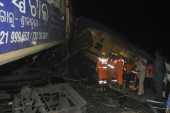 Sudar vozova u Indiji: Tri vagona su iskočila iz šina - najmanje 10 ljudi je poginulo! (FOTO)