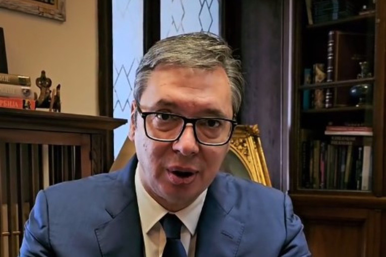Predsednik Vučić pokazao studentsku karticu: Veliki popusti, evo od kada počinje prijavljivanje (VIDEO)