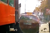 Šta je radio instruktor? Jeziva saobraćajka: Tramvaj udario vozilo auto-škole (VIDEO)