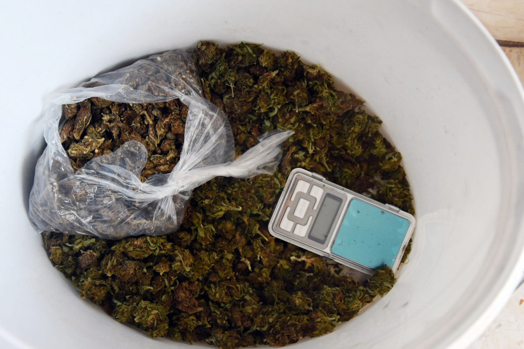 Imao paketiće marihuane i vagu za merenje: Uhapšen mladić iz Zrenjanina