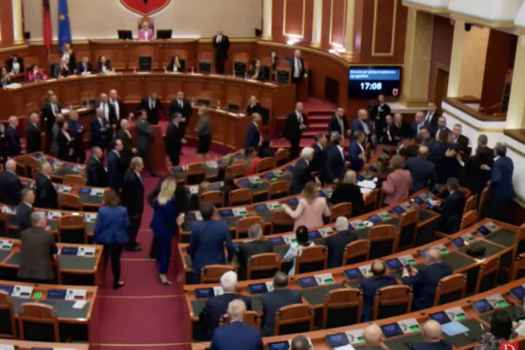 Haos u albanskom parlamentu: Opozicija prevrtala stolice, aktivirana i dimna bomba(VIDEO)