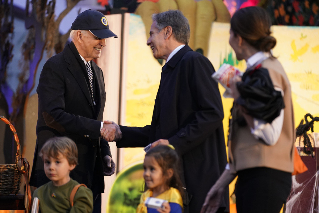 Blinken decu za Noć veštica obukao u boje ukrajinske zastave: Sina maskirao u Zelenskog (VIDEO)