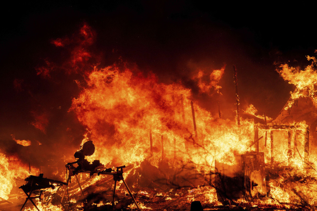 Šumski požar bukti kod Los Anđelesa: Oko 4.000 ljudi mora da se evakuiše