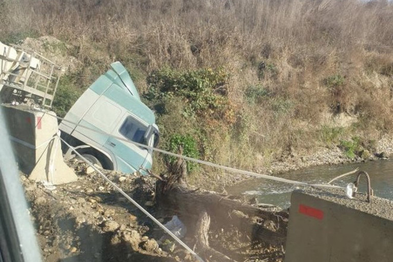 Građevinski kamion pun kamena sleteo sa pomoćnog mosta u Zapadnu Moravu: Saobraćajna nezgoda kod Mrčajevaca (FOTO)