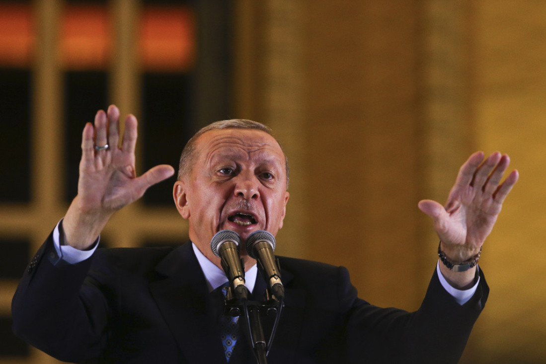 Hit snimak kruži mrežama: Erdogana napala osa dok je držao govor, obezbeđenje nije imalo milosti! (VIDEO)