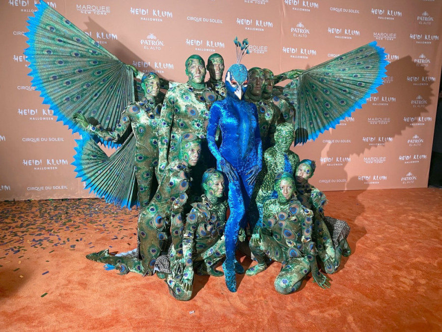 Kim Kardašijan šokirala za Noć veštica: Kostim albino aligatora zadivio sve, Hajdi Klum "na aparatima" (FOTO)