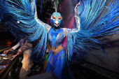 Hajdi Klum kao paun! Detalji masivnog kostima kraljice Noći veštica: Angažovala cirkuske akrobate da dostigne svoj cilj! (FOTO/VIDEO)