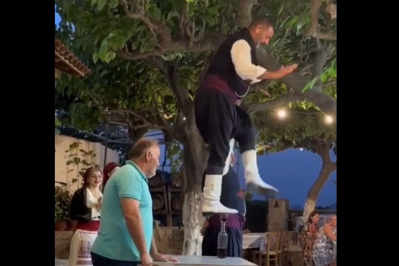 Ovakav ples još niste videli: Grk sa Krita stoji na flaši pića i igra sirtaki! (VIDEO)
