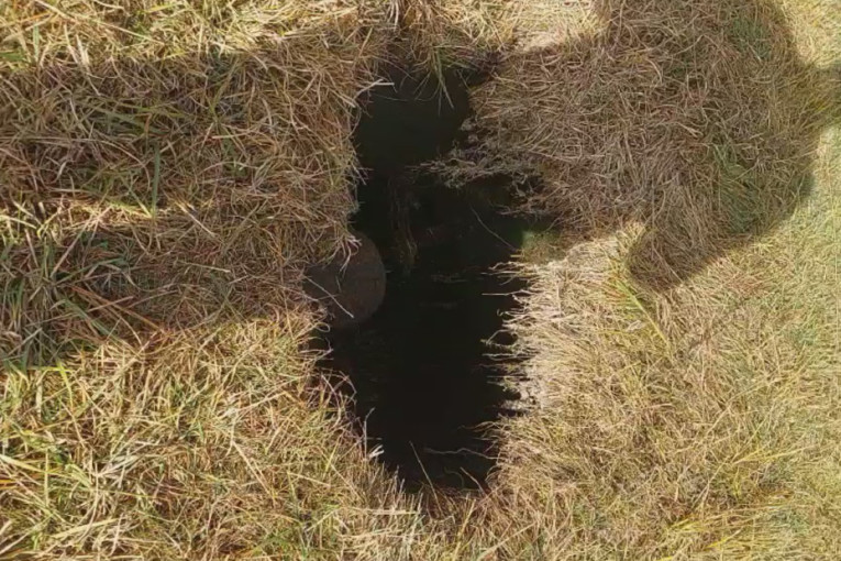 Duboka crna rupa puna vode pojavila se usred livade u selu Rosići: Meštani šokirani pojavom (FOTO/VIDEO)