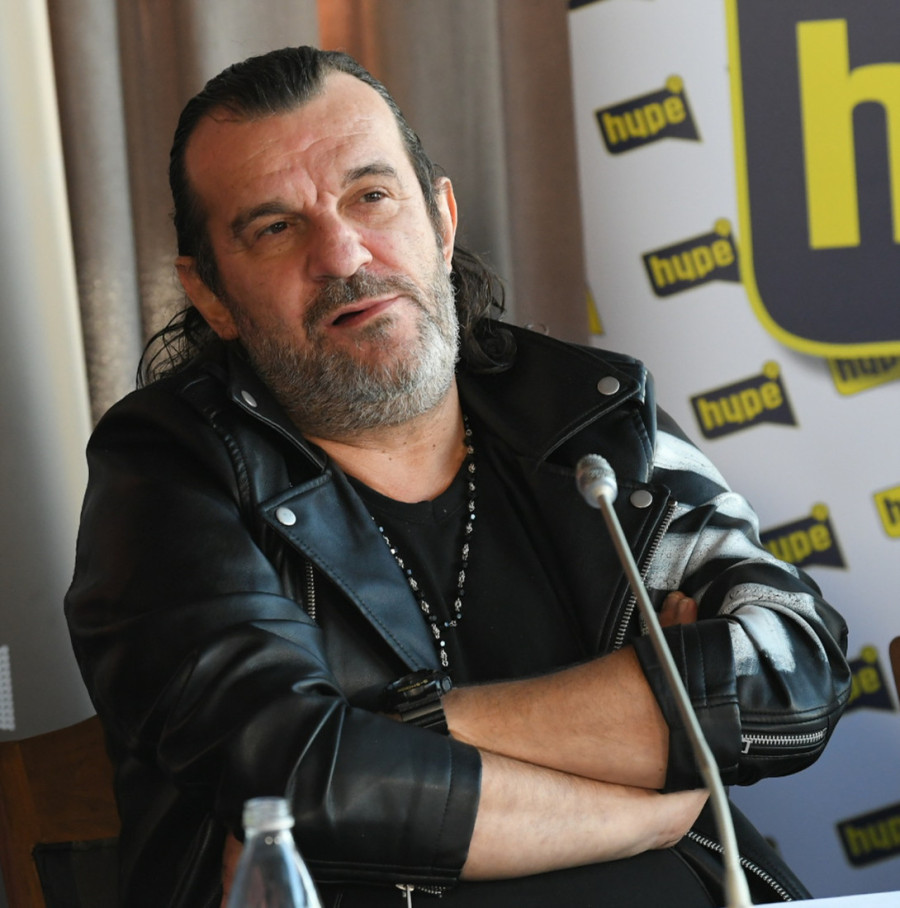 "Kako si me napravio kad imaš dečka?" Lukas nastavlja s raskrinkavanjem - na listi i gej pevači koji imaju decu!