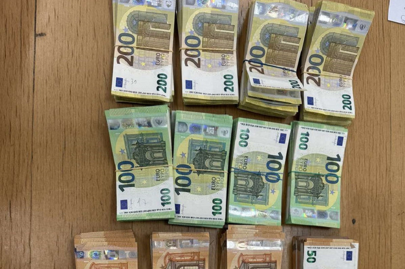 Carinici na Horgošu zaplenili 164 hiljade neprijavljenih evra: Vozač autobusa novac krio u frižideru i šupljinama vozila (FOTO)