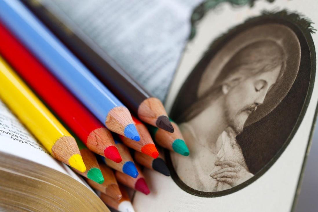 Da li đaci u Srbiji više vole veronauku ili građansko vaspitanje? Razlika je oko 150.000 učenika u korist jednog predmeta