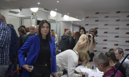 Građani čekaju u redovima da podrže SNS za lokalne izbore: Potpisali Vujović, Đedović, Gajić, Tipsarević, gužva i na Zvezdari!