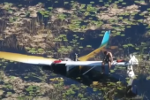 Pilot satima čekao pomoć sedeći na krilu aviona: Srušio se u močvaru punu aligatora (VIDEO)