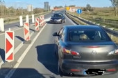 Ljudi, dokle, bre, više? Još jedan strašan snimak sa auto-puta - "alfom" uletela u kontrasmer (VIDEO)