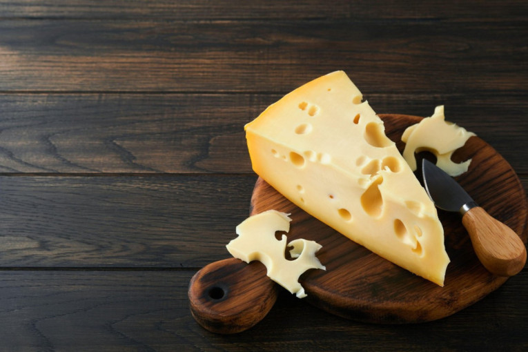 Nije do miševa: Stručnjak objasnio zašto švajcarski sir ima rupe i šta ako ih nema (VIDEO)