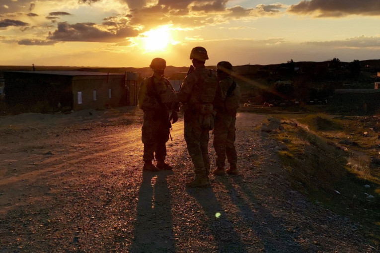 Prelepa slika iz srpskog sela: Mališani ispred crkve čuvaju stare običaje, građevina je mala ali puna vere i ljubavi (FOTO)