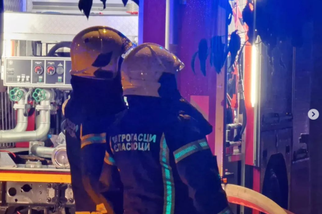 Gorela kuća u Novom Sadu! Vatrogasci se borili sa vatrenom stihijom u objektu koji se nalazi u dvorištu groblja (FOTO/VIDEO)
