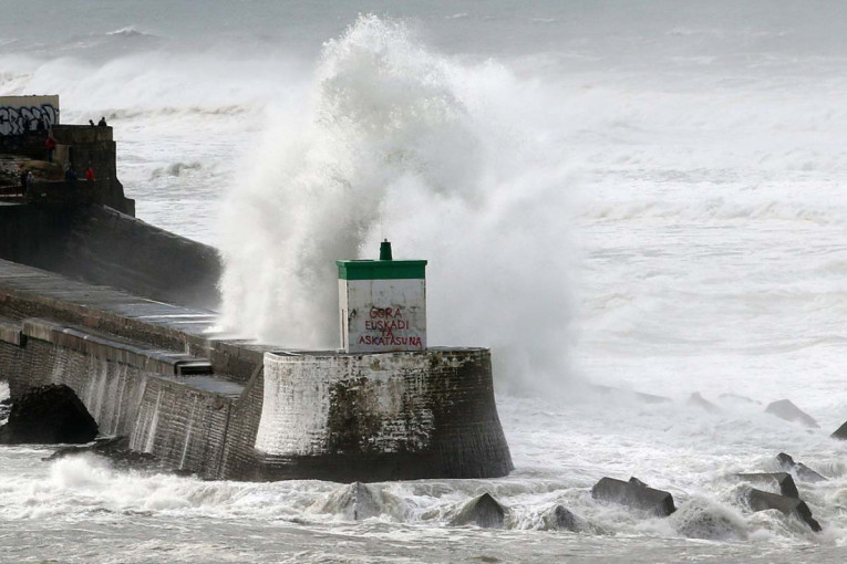 Hladno vreme okovalo Veliku Britaniju: Na snazi 250 upozorenja o poplavama!
