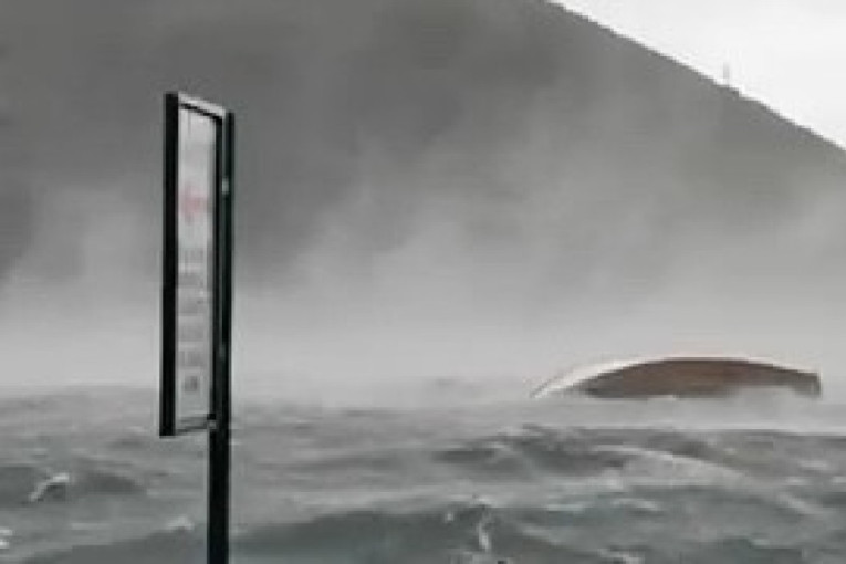 Apokaliptične scene u Crnoj Gori: Vetar nosi sve pred sobom, a ogromni talasi prevrću barke i manje brodove (VIDEO)
