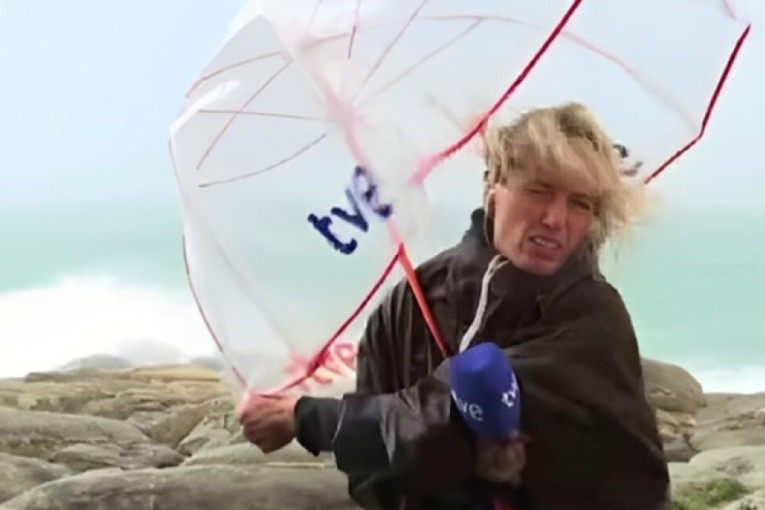 Jača i od oluje: Gledaoci oduševljeni reporterkom koja se javila uživo tokom snažnog nevremena (VIDEO)