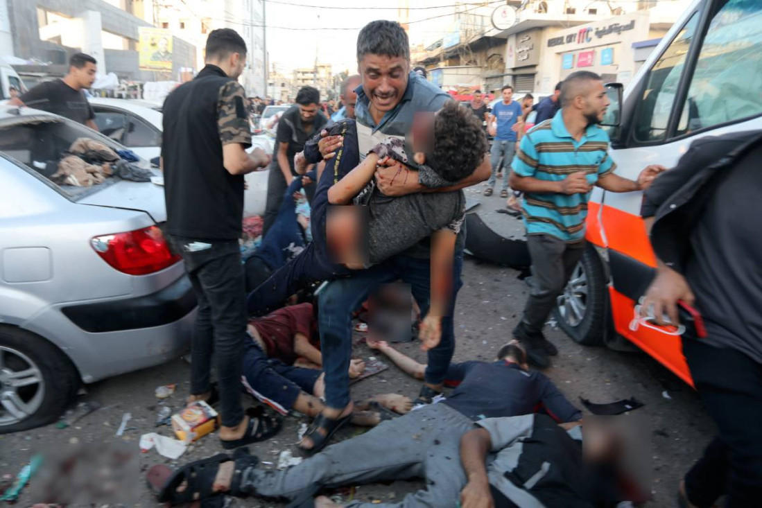 (UZNEMIRUJUĆE) Prvi snimci napada na najveću bolnicu u Gazi: Deca leže mrtva po ulici, vozila isprskana krvlju (VIDEO)