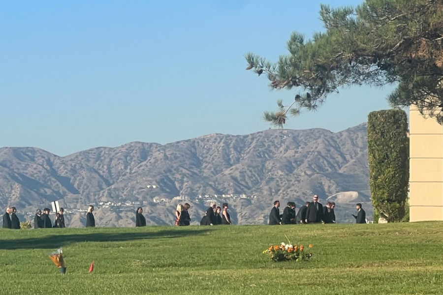 Dirljive slike ispred kuće Metjua Perija se smenjuju iz dana u dan: Jedan detalj privlači posebnu pažnju (FOTO)