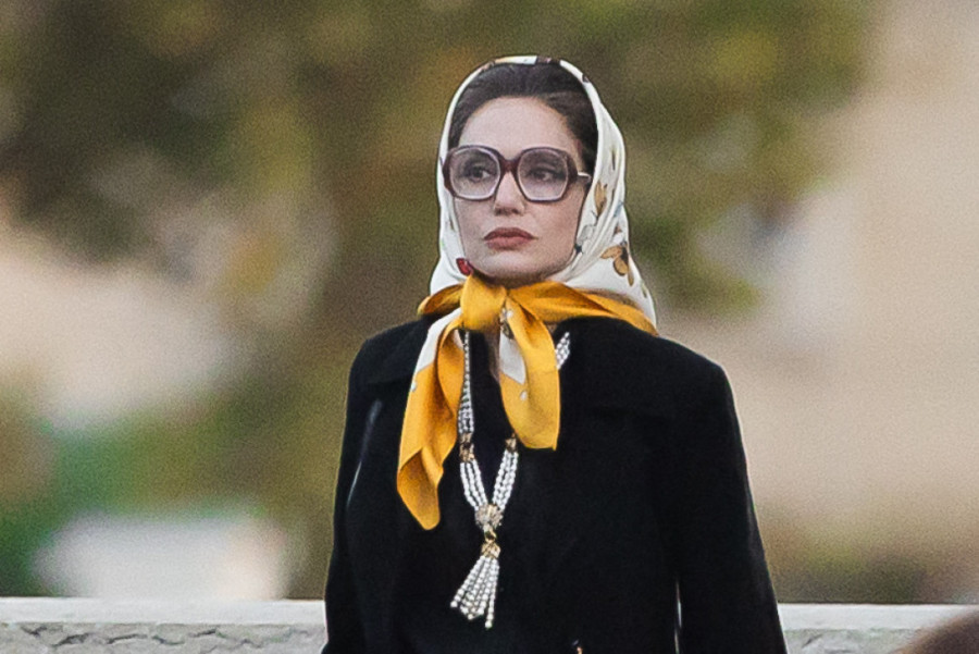 "Pevanje, zvezde, droga, smrt, povratak – svega je previše": Kritika dala svoju ne baš lepu reč o novom filmu Anđeline Džoli (FOTO/VIDEO)