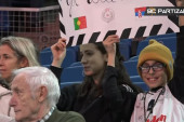 Ljubav prema klubu: Portugalska porodica došla u Vitoriju da navija za Partizan sa jednim transparentom (FOTO)