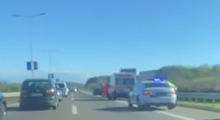 Udes na auto-putu! Vozilo potpuno smrskano