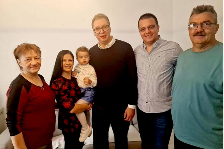 Vučić posetio porodicu Stanković u Leskovcu: Saša je planirao da ode iz zemlje, ali kada je čuo za uslove u "Aptivu"... (FOTO)
