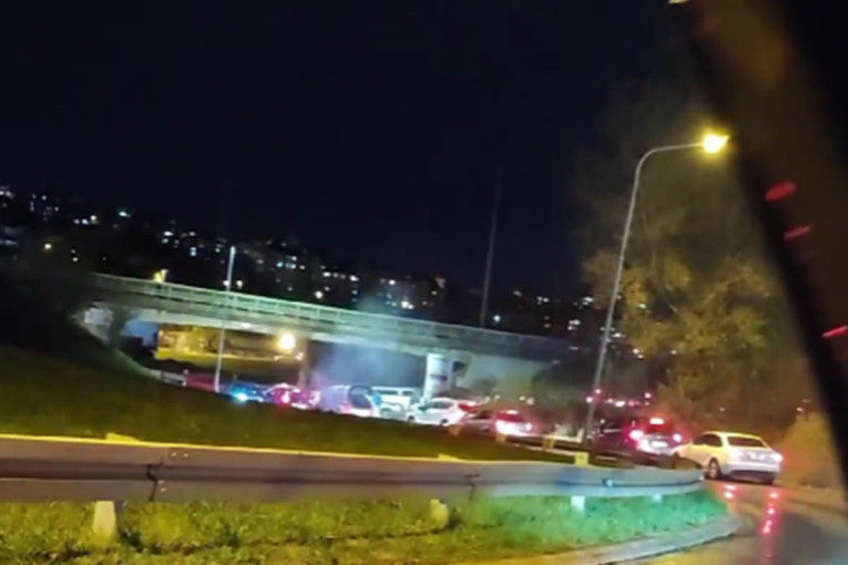 Ogromne gužve kod Laste: Zapalio se automobil, vatrogasci i policija na terenu! (FOTO)
