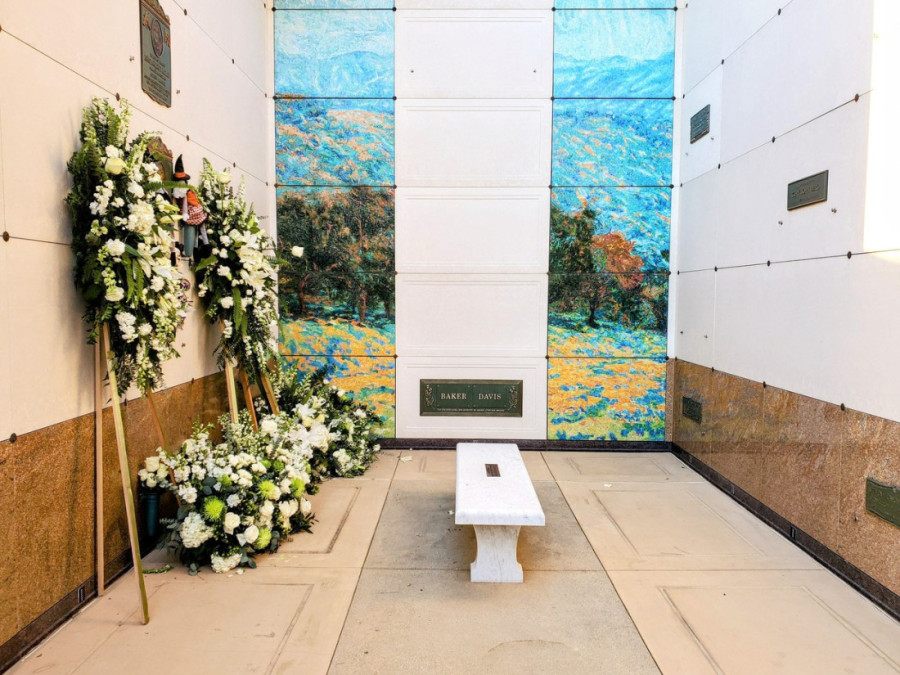 Dirljive slike ispred kuće Metjua Perija se smenjuju iz dana u dan: Jedan detalj privlači posebnu pažnju (FOTO)