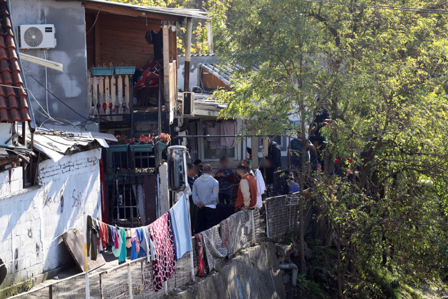 24sedam u Železniku: Majka odvela starije dete u školu, mališan (3) ostao sam u baraci koja se zapalila (FOTO/VIDEO)