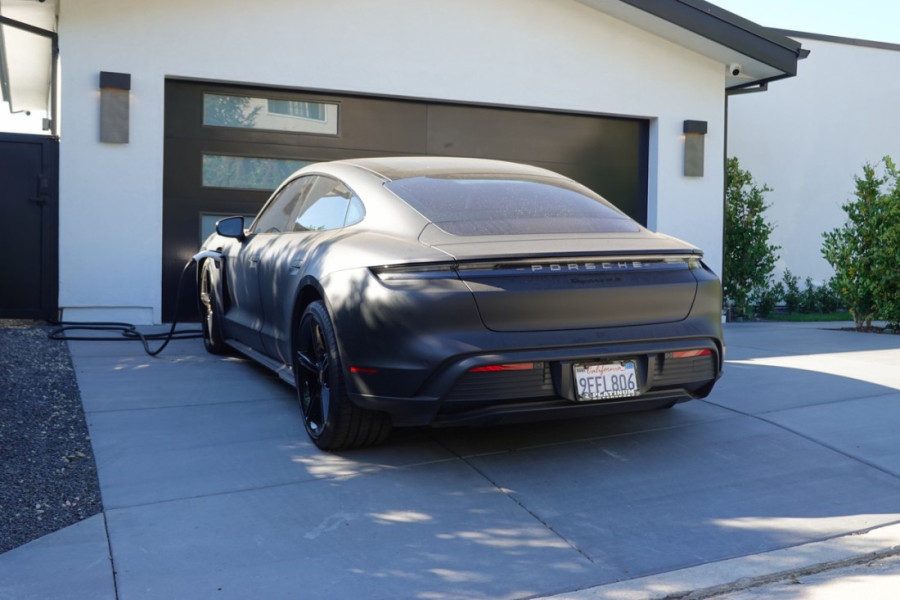 Dirljive slike ispred kuće Metjua Perija se smenjuju iz dana u dan: Jedan detalj privlači posebnu pažnju (FOTO)