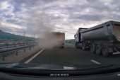 Na kamionu tokom preticanja na auto-putu pukla guma, pogledajte snimak koji svedoči kako opasno to može da bude (VIDEO)