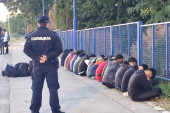 Velika policijska akcija na Novom Beogradu: Privedena grupa ilegalnih migranata (FOTO/VIDEO)
